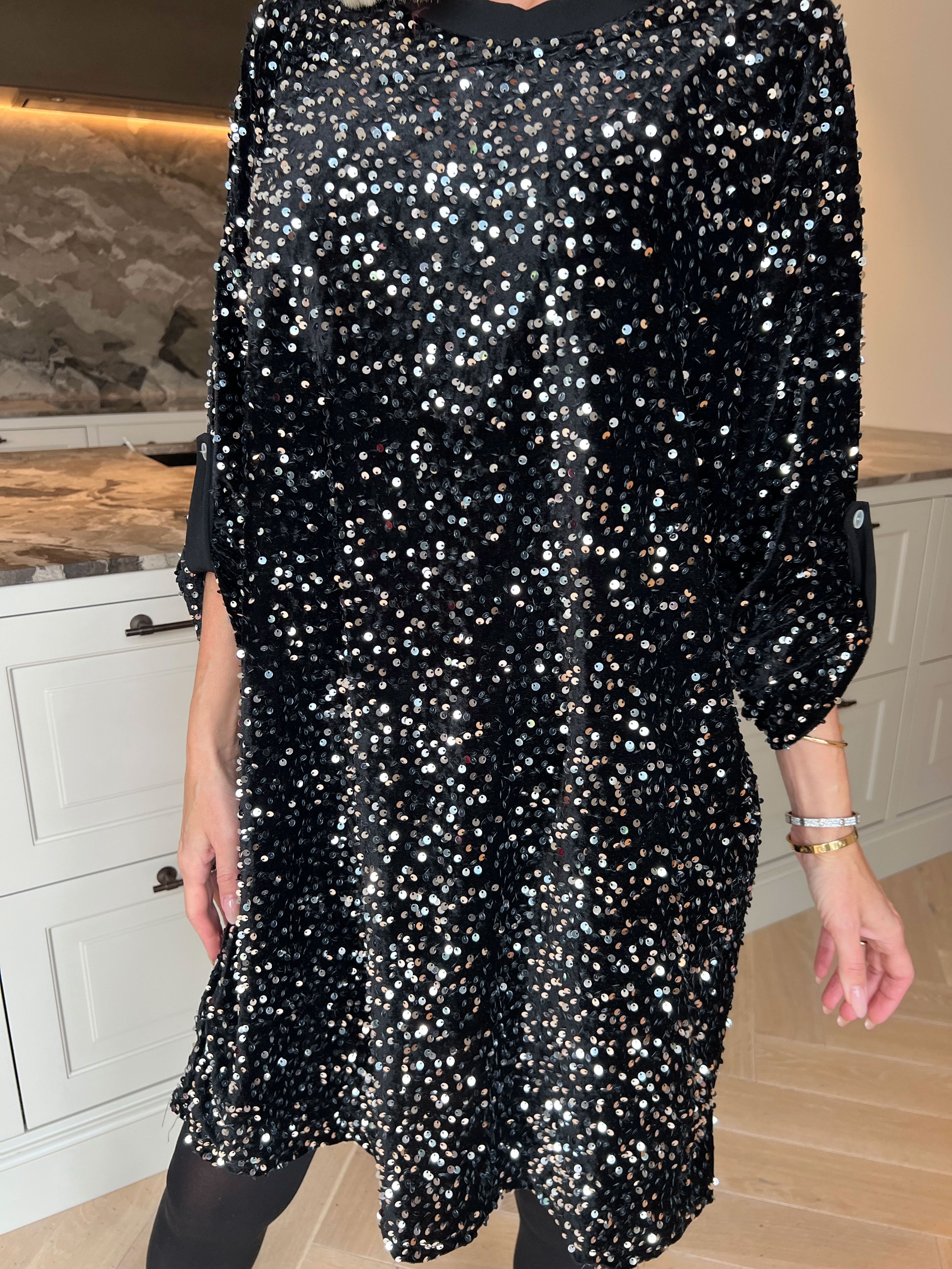 Ilaria - Velourklänning i plus size i viskos med festliga paljetter som ger en glamorös look